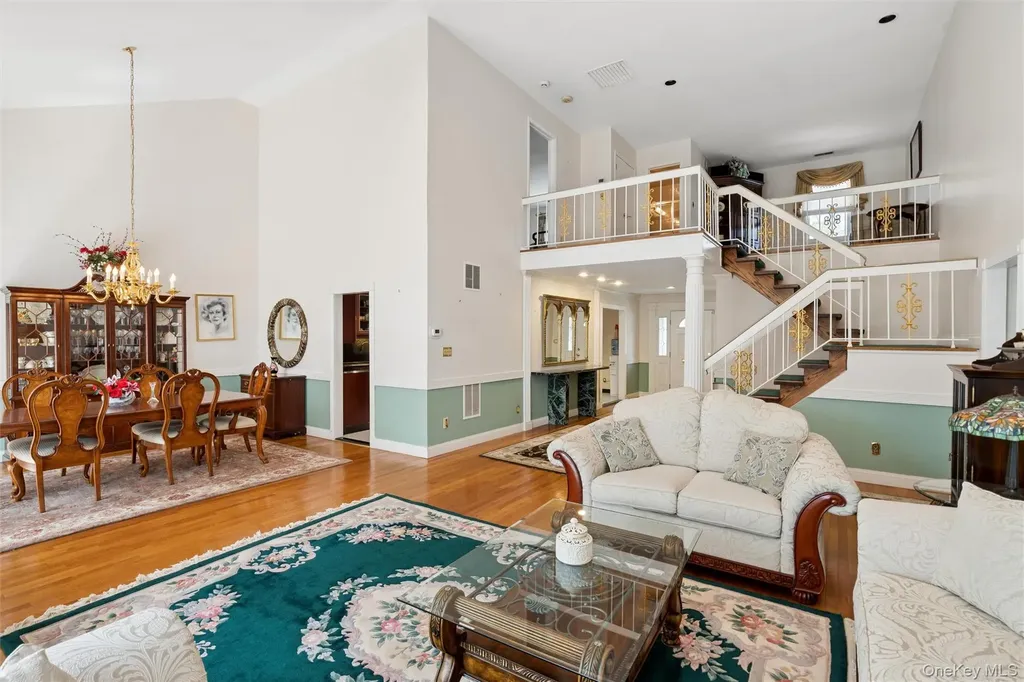 25 Fairway Circle S Manhasset NY 11030