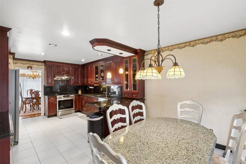 25 Fairway Circle S Manhasset NY 11030