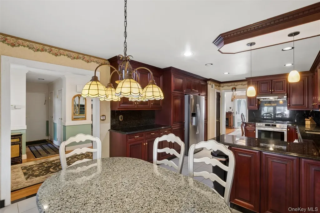 25 Fairway Circle S Manhasset NY 11030