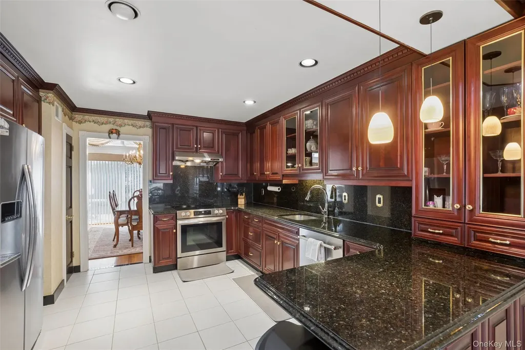 25 Fairway Circle S Manhasset NY 11030