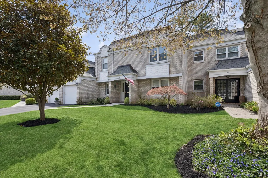 25 Fairway Circle S Manhasset NY 11030