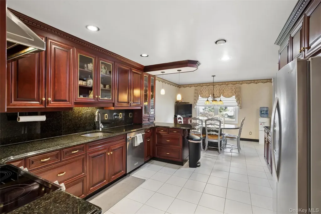 25 Fairway Circle S Manhasset NY 11030
