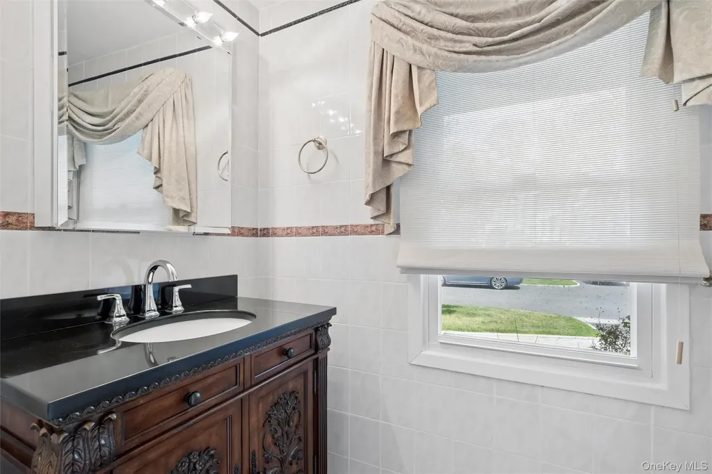 25 Fairway Circle S Manhasset NY 11030