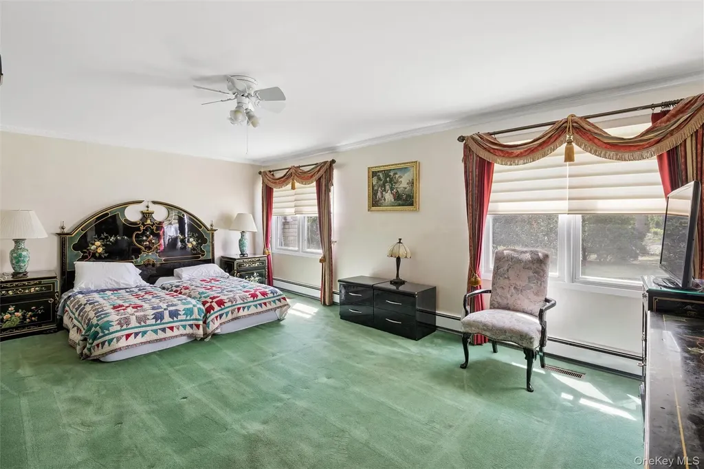 25 Fairway Circle S Manhasset NY 11030