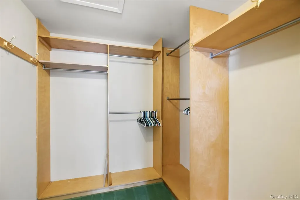 25 Fairway Circle S Manhasset NY 11030