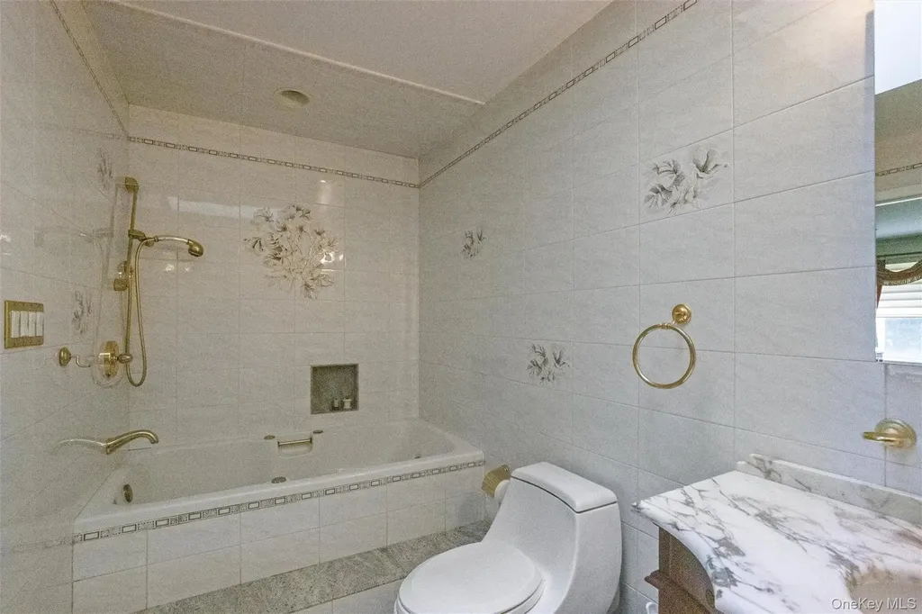 25 Fairway Circle S Manhasset NY 11030