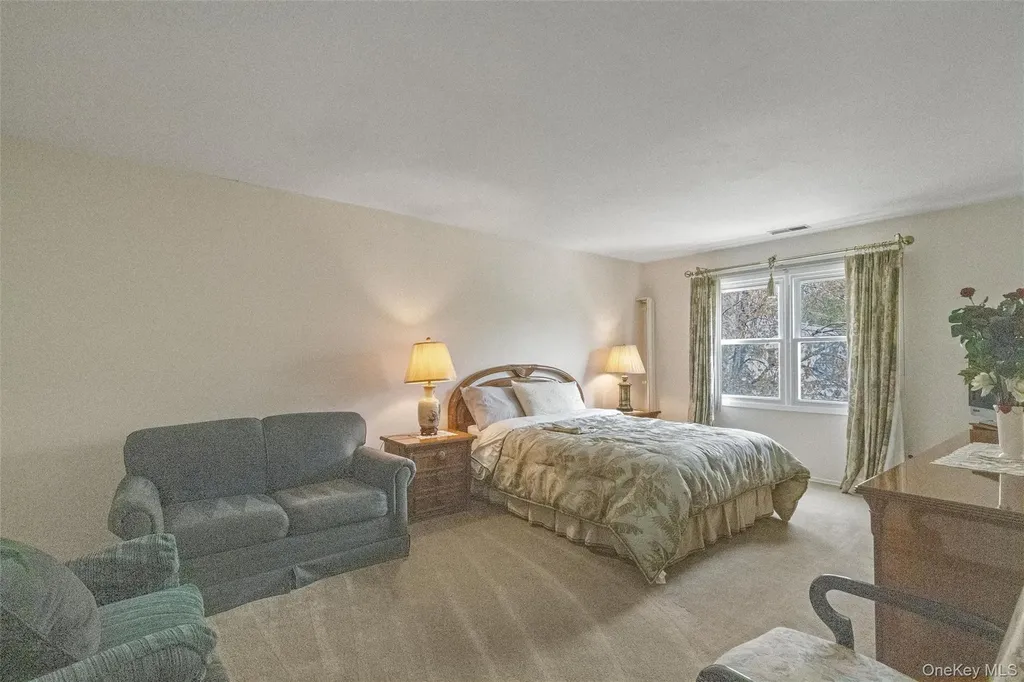 25 Fairway Circle S Manhasset NY 11030
