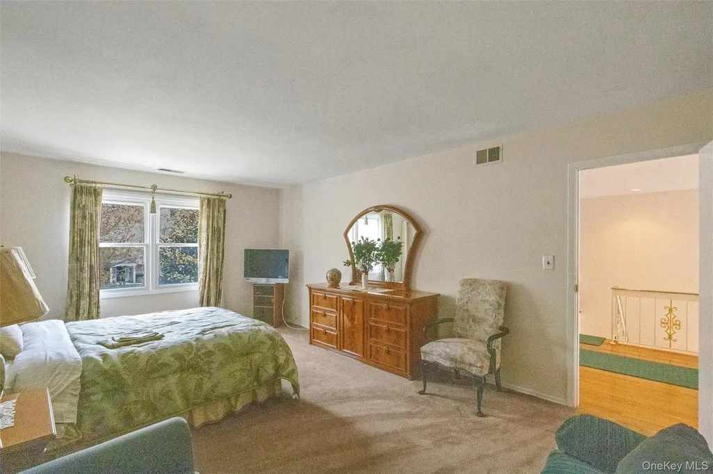 25 Fairway Circle S Manhasset NY 11030