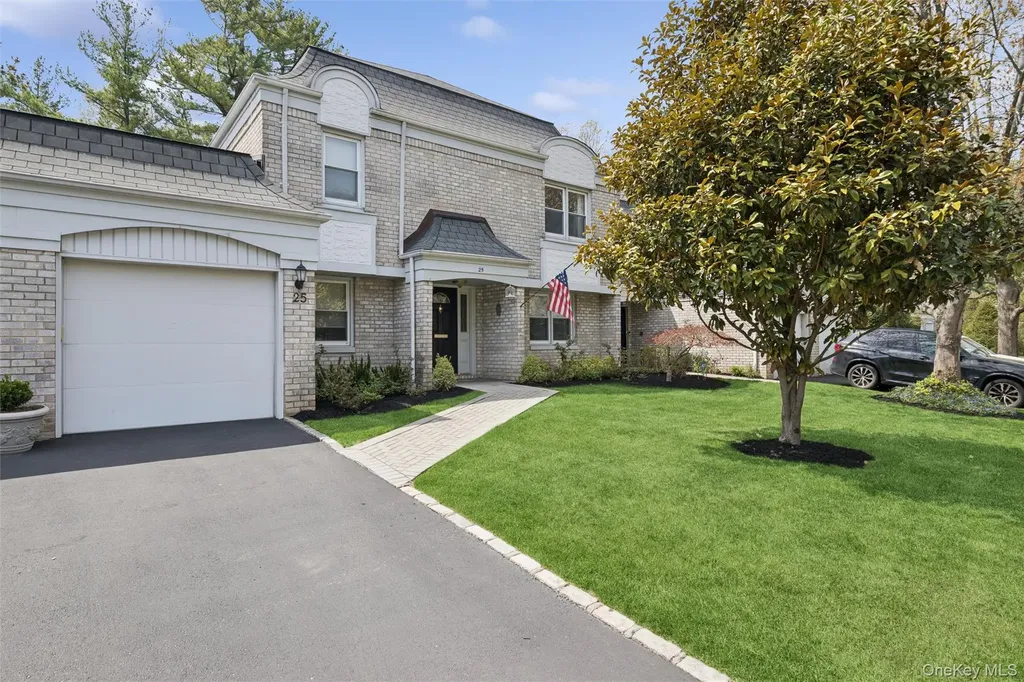 25 Fairway Circle S Manhasset NY 11030