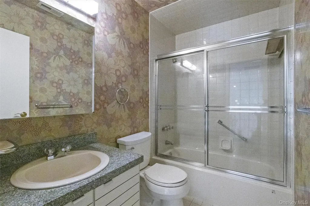 25 Fairway Circle S Manhasset NY 11030