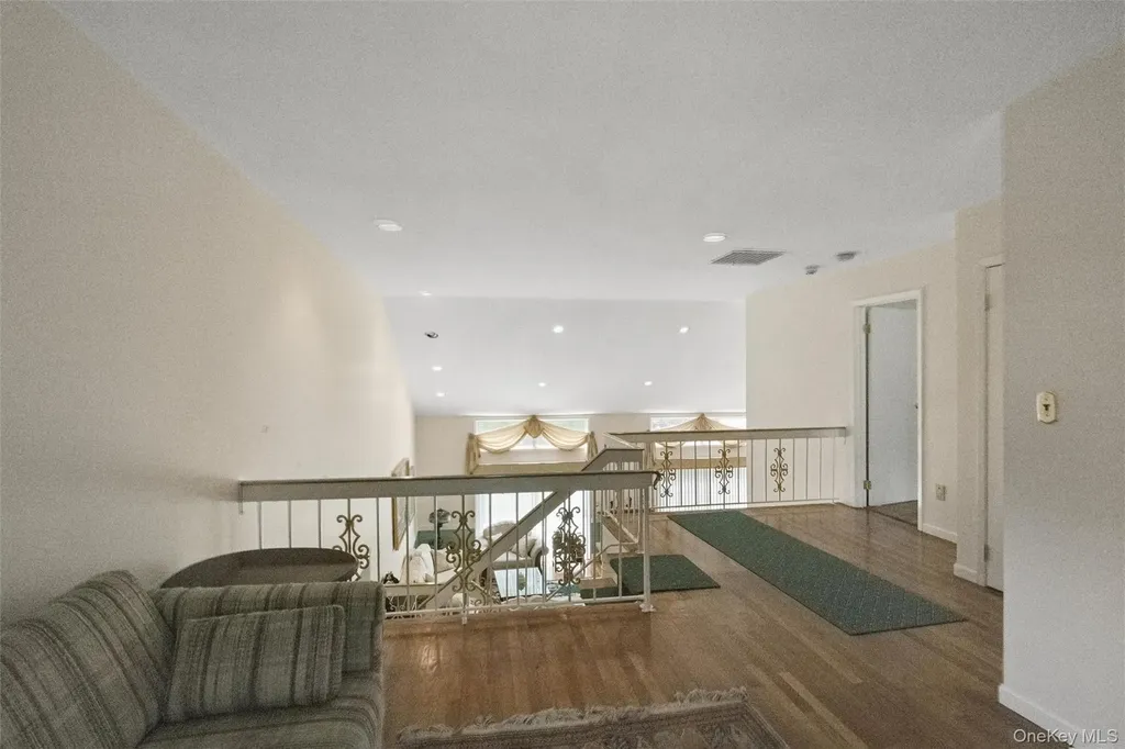 25 Fairway Circle S Manhasset NY 11030