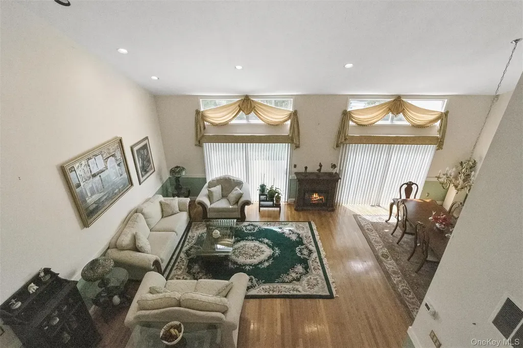 25 Fairway Circle S Manhasset NY 11030