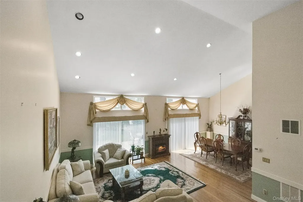 25 Fairway Circle S Manhasset NY 11030