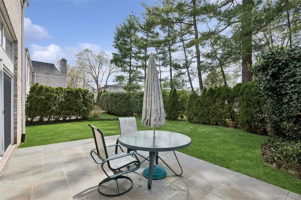 25 Fairway Circle S Manhasset NY 11030