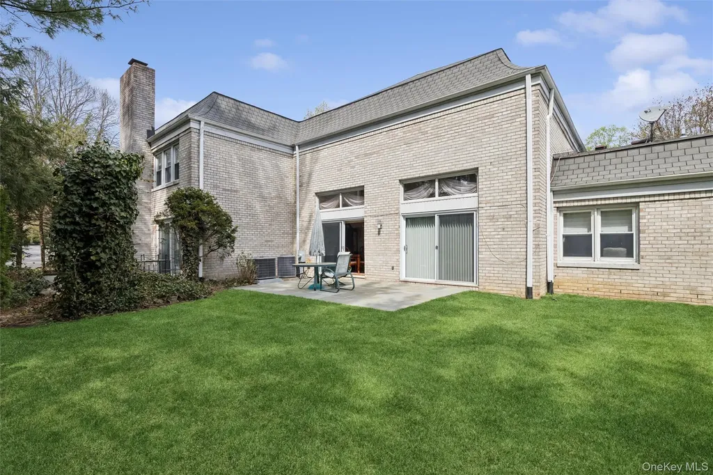 25 Fairway Circle S Manhasset NY 11030