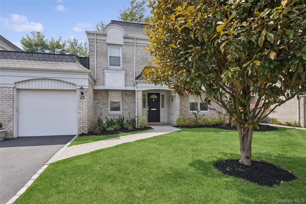 25 Fairway Circle S Manhasset NY 11030