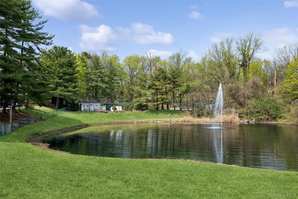 25 Fairway Circle S Manhasset NY 11030