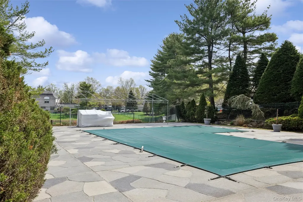 25 Fairway Circle S Manhasset NY 11030