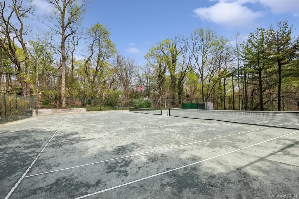 25 Fairway Circle S Manhasset NY 11030