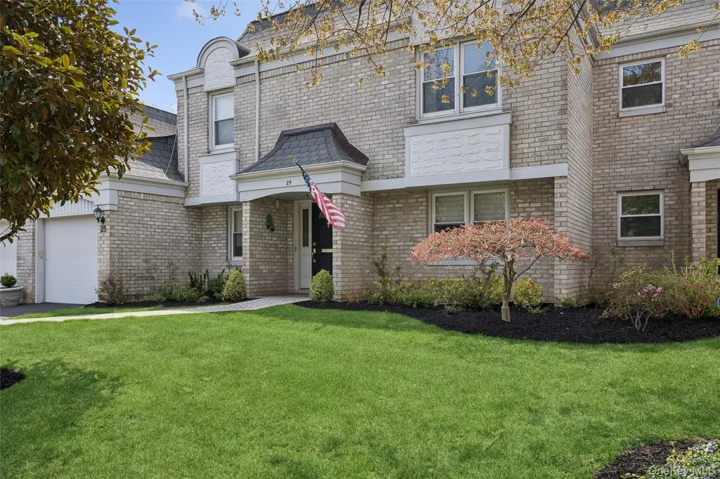 25 Fairway Circle S Manhasset NY 11030
