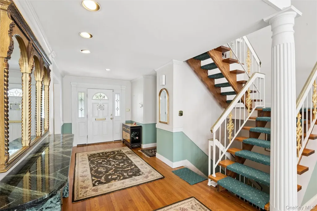 25 Fairway Circle S Manhasset NY 11030