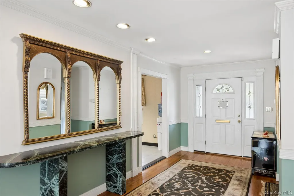 25 Fairway Circle S Manhasset NY 11030