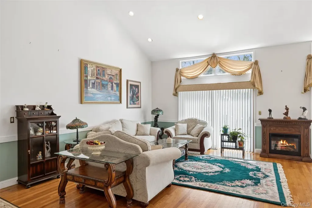25 Fairway Circle S Manhasset NY 11030