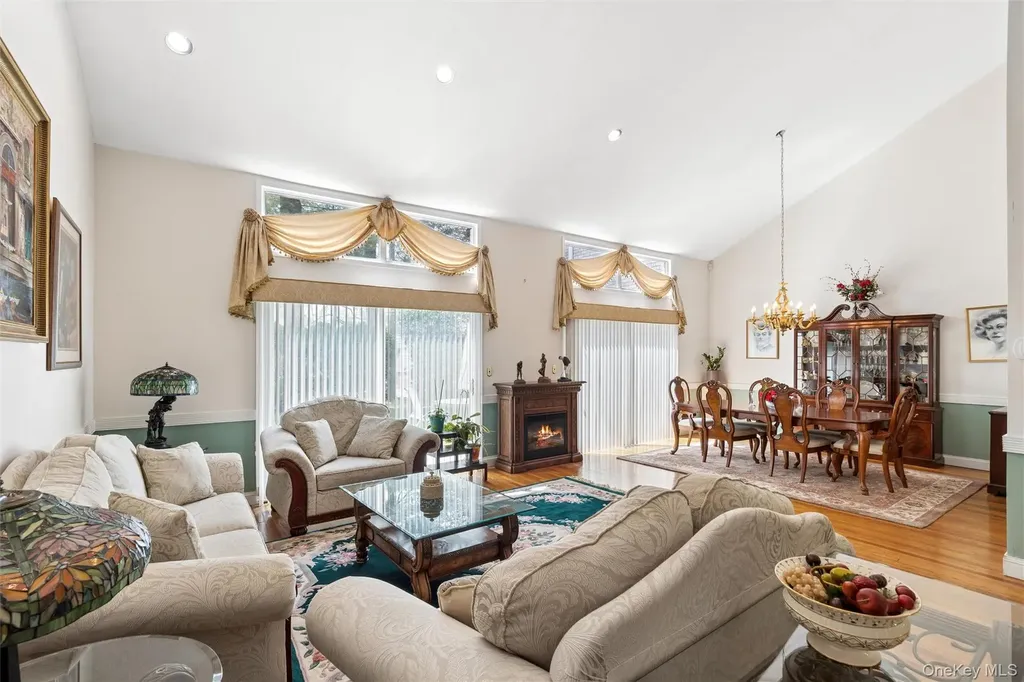 25 Fairway Circle S Manhasset NY 11030
