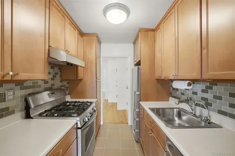 667 Pelham Road New Rochelle NY 10805