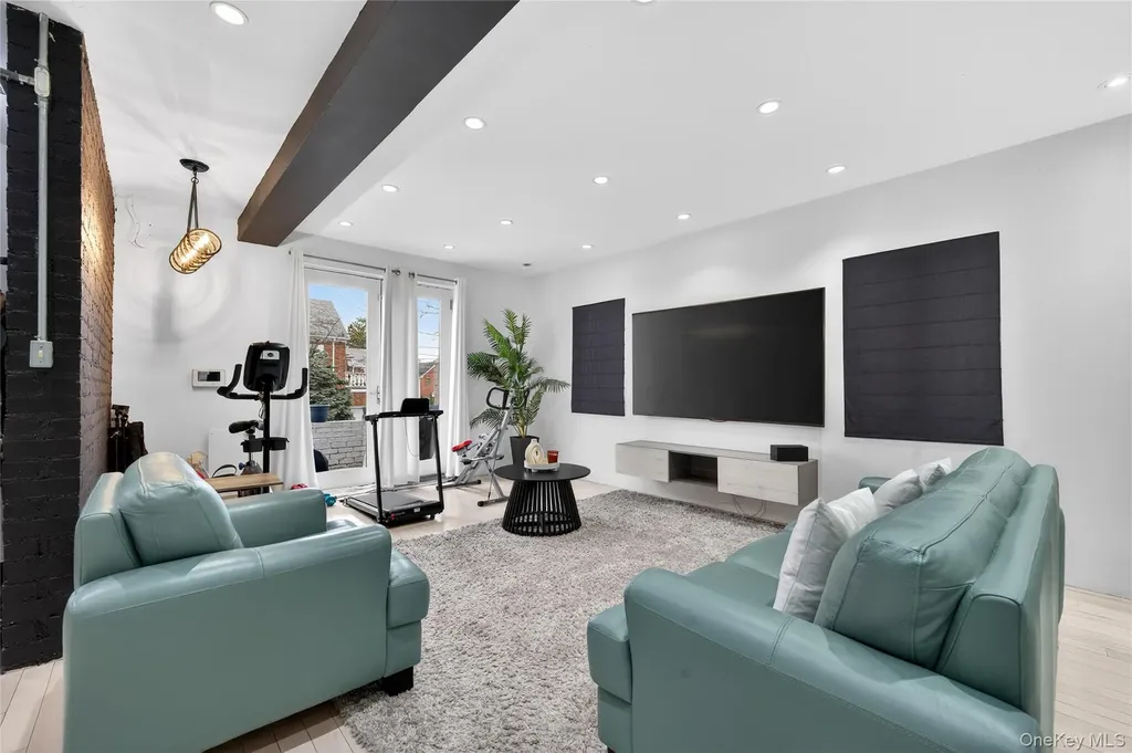 2033 Hering Avenue Bronx NY 10461