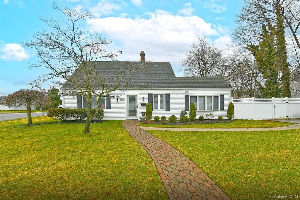 38 Moss Lane Levittown NY 11756