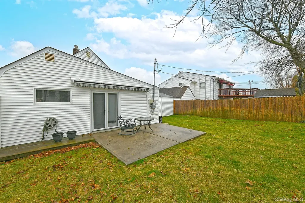 38 Moss Lane Levittown NY 11756