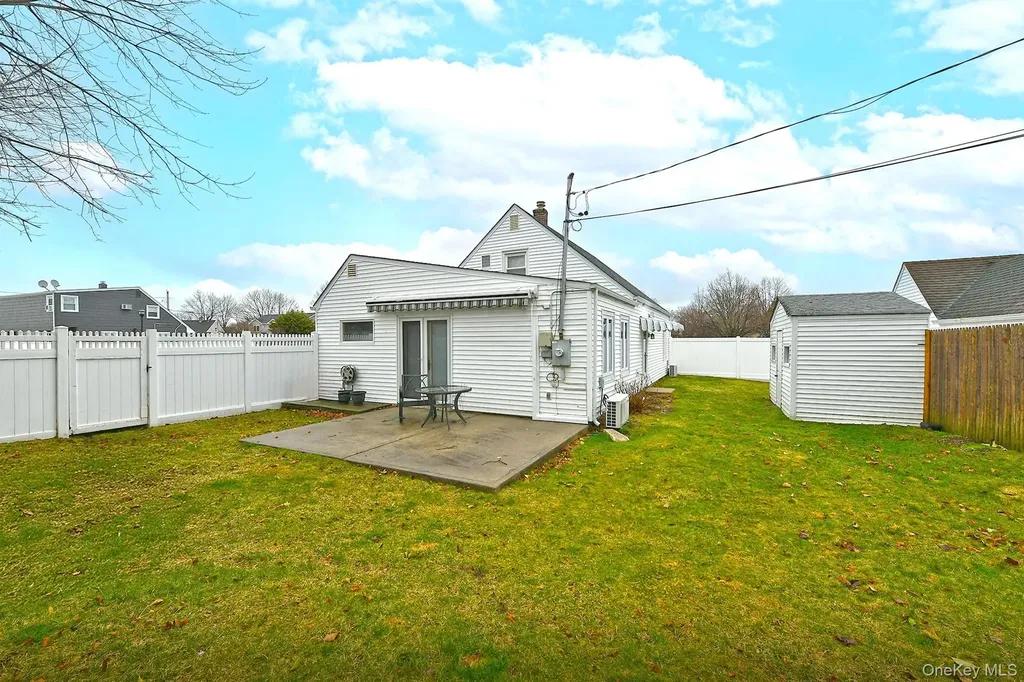 38 Moss Lane Levittown NY 11756