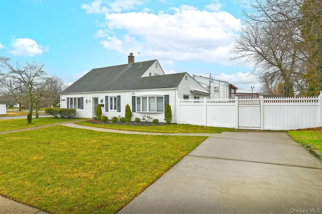 38 Moss Lane Levittown NY 11756