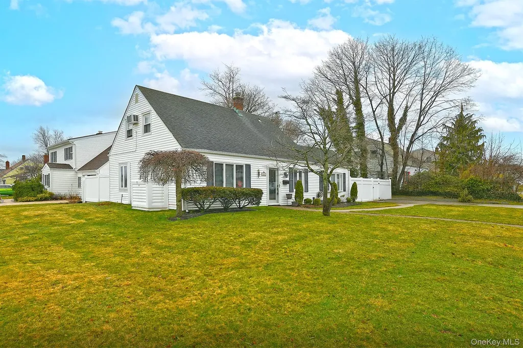 38 Moss Lane Levittown NY 11756