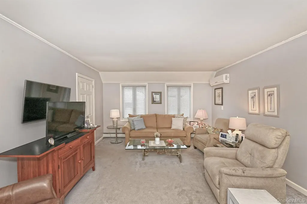 38 Moss Lane Levittown NY 11756