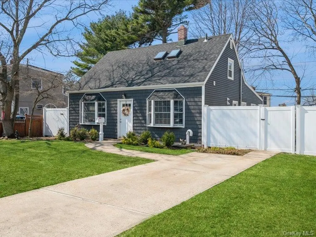 8 Crabtree Lane Levittown NY 11756