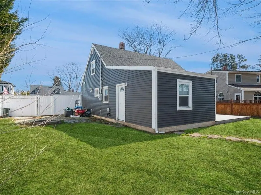 8 Crabtree Lane Levittown NY 11756
