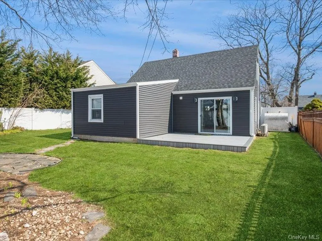 8 Crabtree Lane Levittown NY 11756