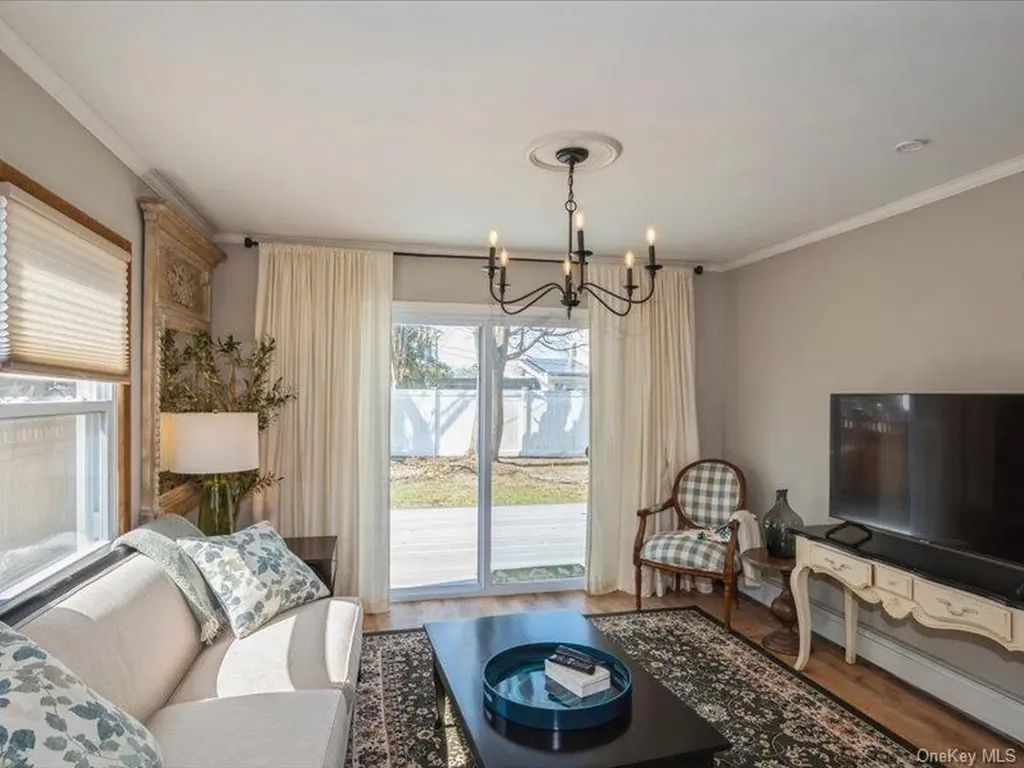 8 Crabtree Lane Levittown NY 11756