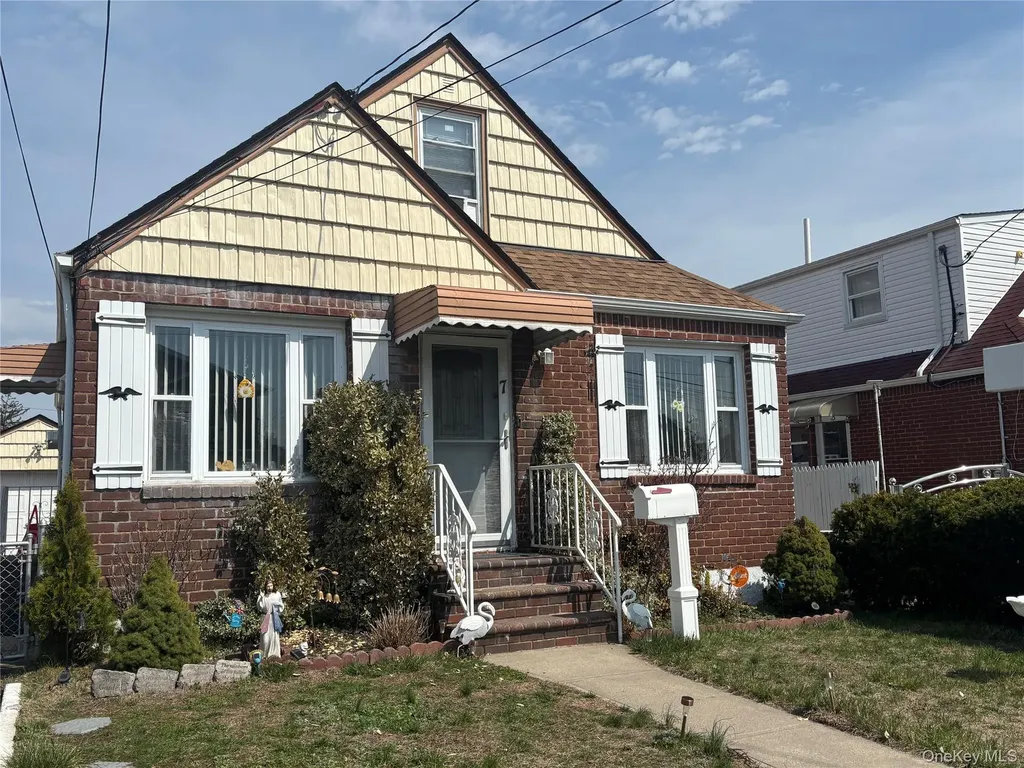 7 Catherine Court Elmont NY 11003