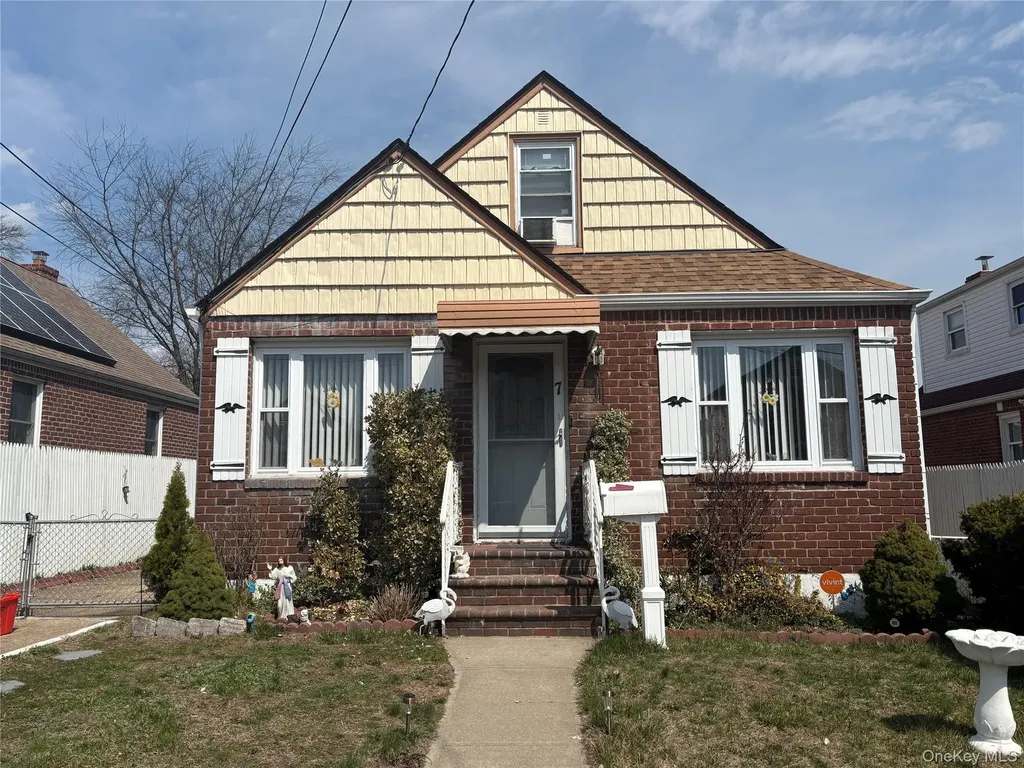 7 Catherine Court Elmont NY 11003