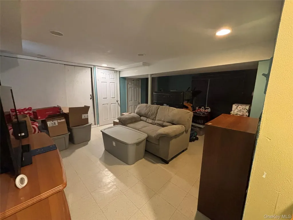 7 Catherine Court Elmont NY 11003