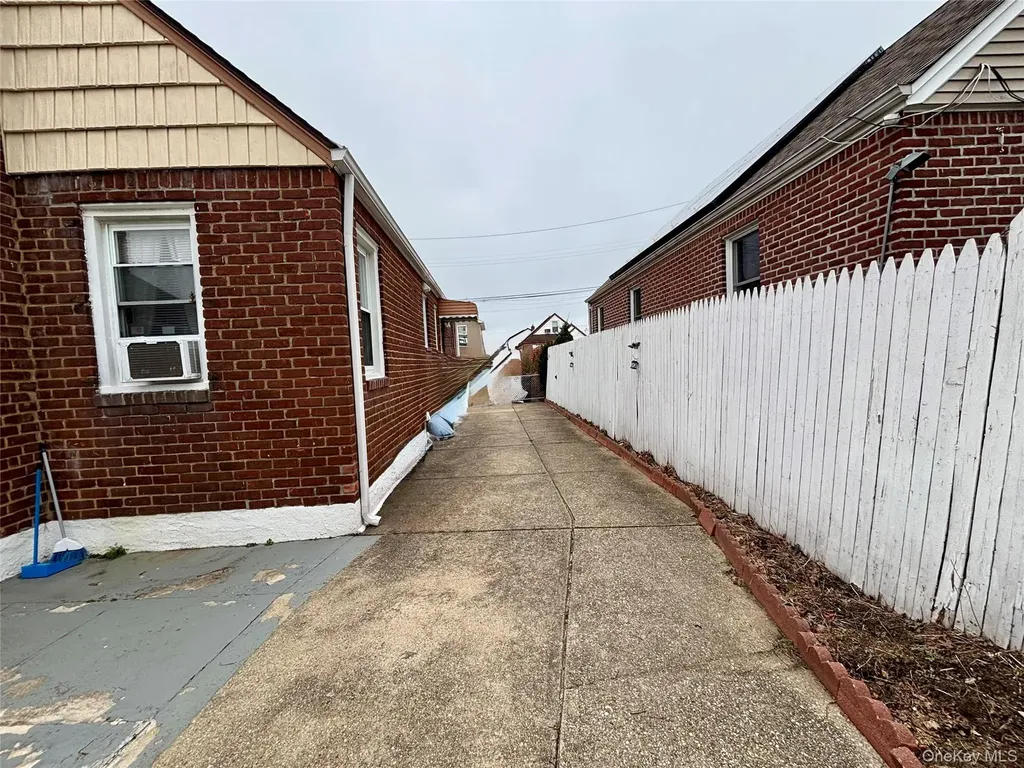 7 Catherine Court Elmont NY 11003