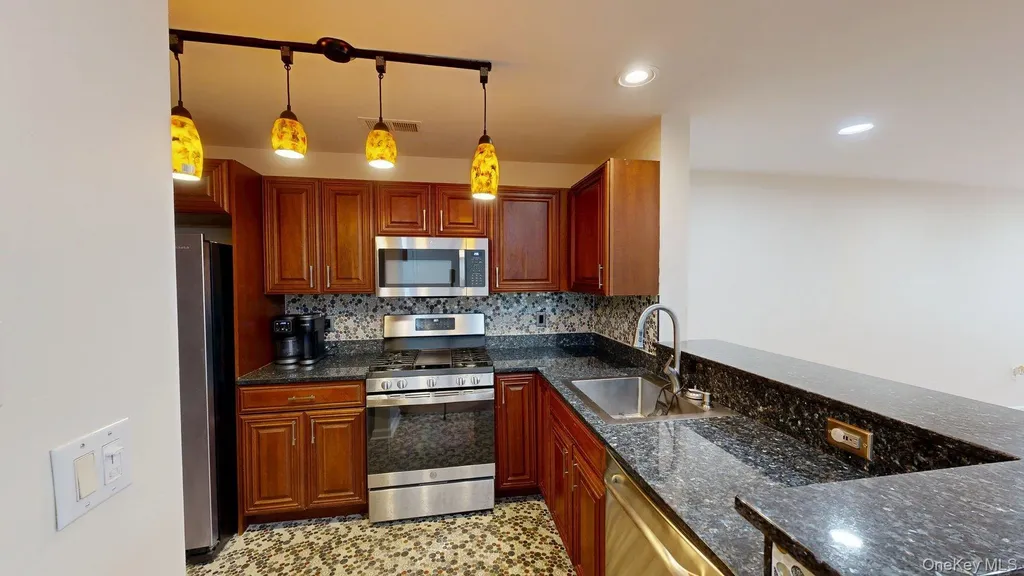 1109 Round Pointe Drive Haverstraw NY 10927