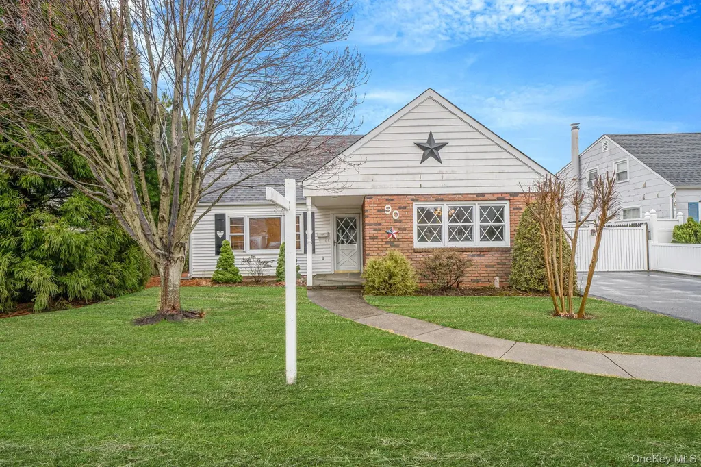 90 Haven Lane Levittown NY 11756