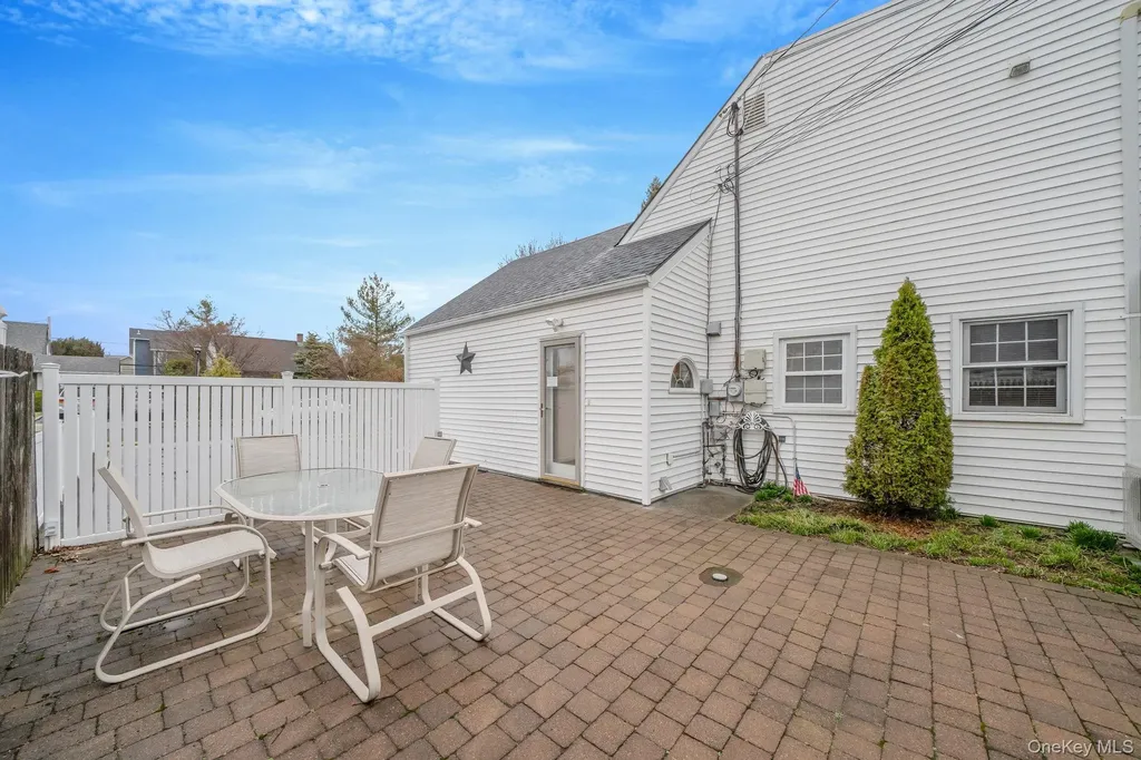 90 Haven Lane Levittown NY 11756
