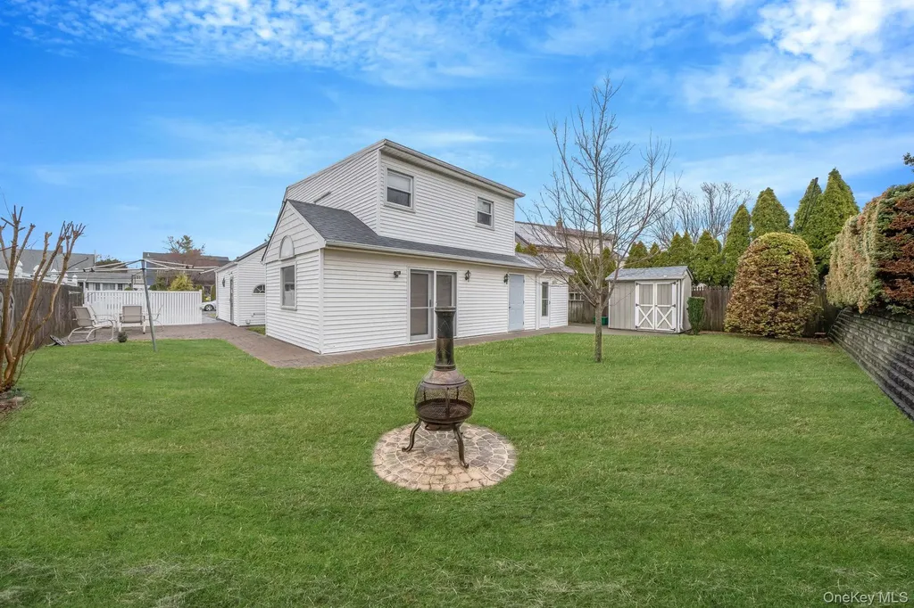90 Haven Lane Levittown NY 11756