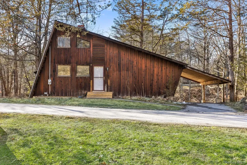 304 Lake Lodge Drive Pleasant Valley NY 12569