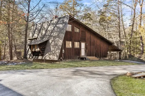 304 Lake Lodge Drive Pleasant Valley NY 12569